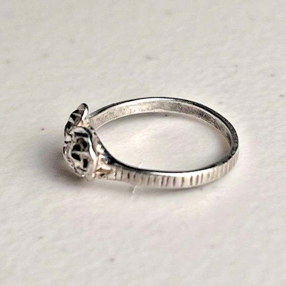 Sterling Silver 925 Rose Flower Ring Vintage Floral Design Etched Band Size 7.5 - Picture 6 of 10